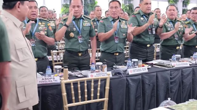 Jajaran perwira tinggi TNI bertepuk tangan saat menghadiri pengarahan Presiden Prabowo Subianto.