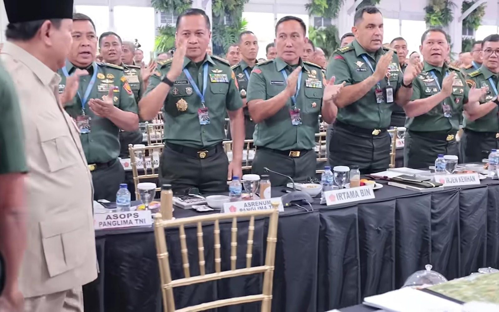 Jajaran perwira tinggi TNI bertepuk tangan saat menghadiri pengarahan Presiden Prabowo Subianto.