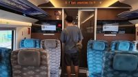 Suasana kabin kelas Premium Economy Whoosh Jakarta-Bandung dengan konfigurasi kursi tiga-dua yang rapi.