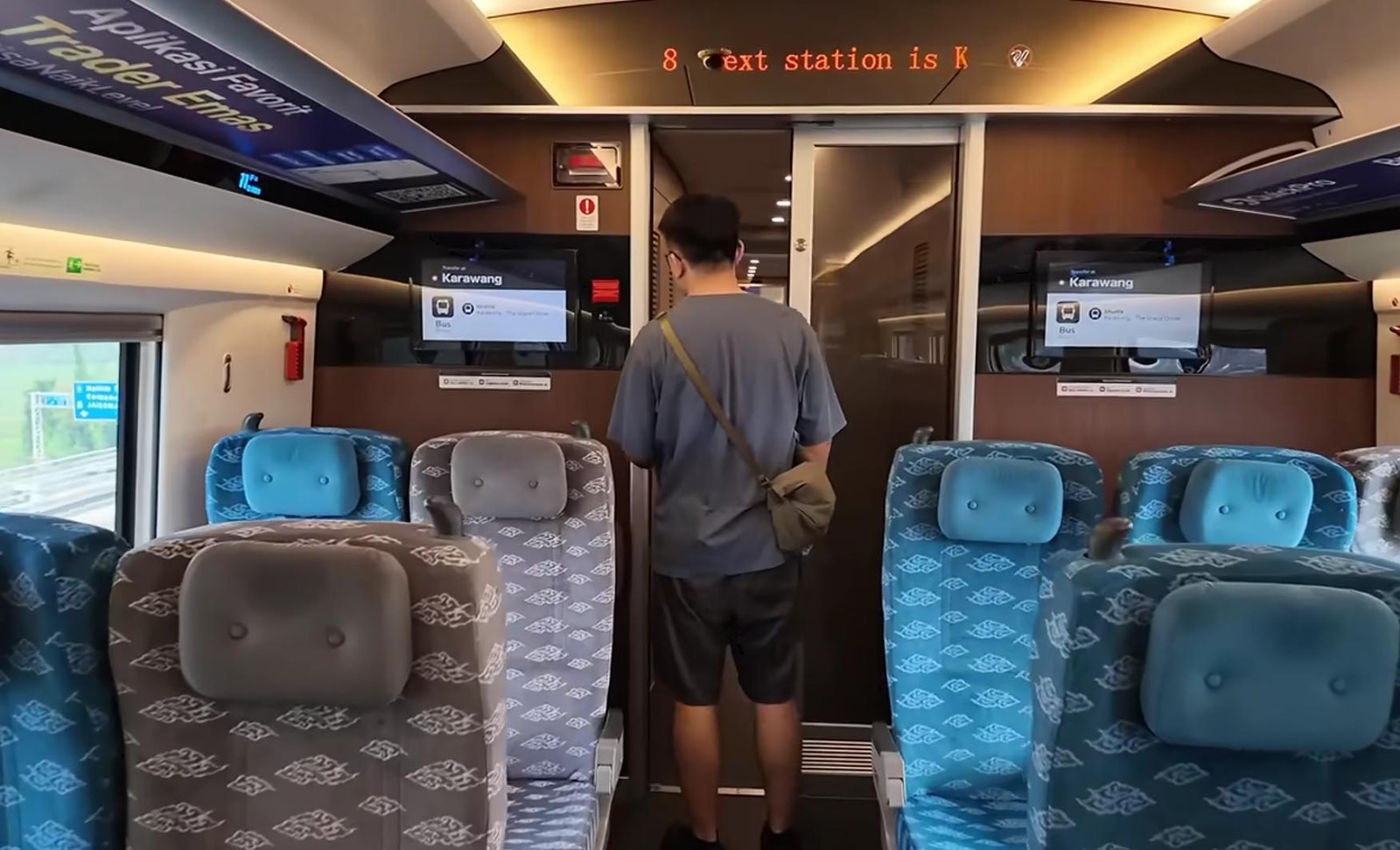 Suasana kabin kelas Premium Economy Whoosh Jakarta-Bandung dengan konfigurasi kursi tiga-dua yang rapi.