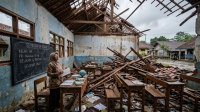 Kondisi ruang kelas sekolah dasar yang rusak parah di daerah pelosok saat aksi guru unggah sekolah rusak ke media sosial menjadi perhatian Kemendikdasmen.