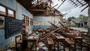 Kondisi ruang kelas sekolah dasar yang rusak parah di daerah pelosok saat aksi guru unggah sekolah rusak ke media sosial menjadi perhatian Kemendikdasmen.