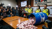 Tong biru yang diamankan KPK sebagai barang bukti dalam OTT terkait dugaan korupsi di Kabupaten Klaten